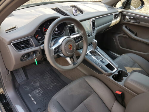 2017 Porsche Macan cockpit