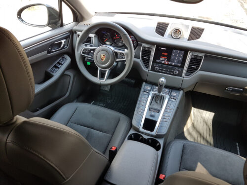 2017 Porsche Macan cockpit