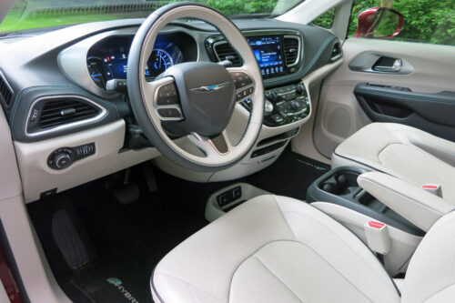 2017 Chrysler Pacifica Hybrid front seats