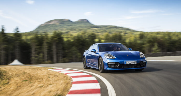 2018 Porsche Panamera Turbo S E-Hybrid