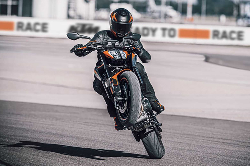 2021-KTM-890-Duke-Action-Wheelie