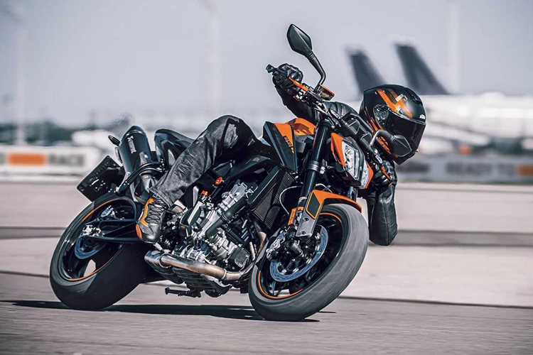 2021-KTM-890-Duke-track-action-1