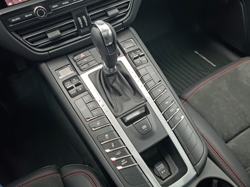 2021-Porsche-Macan-GTS-console