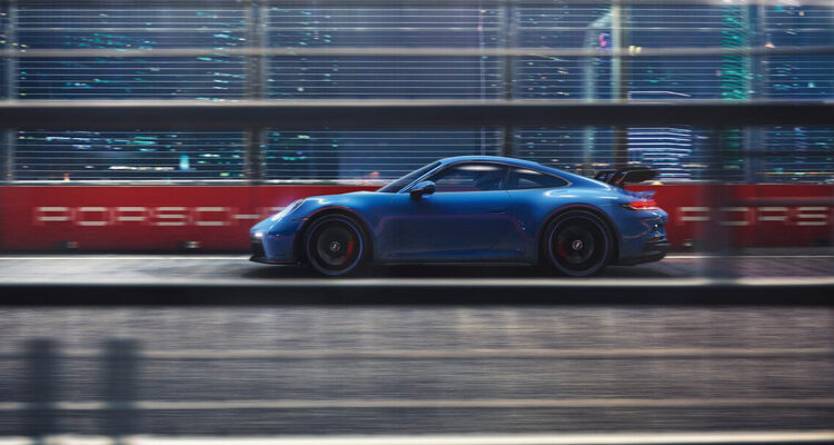 2022-Porsche-911-GT3-side
