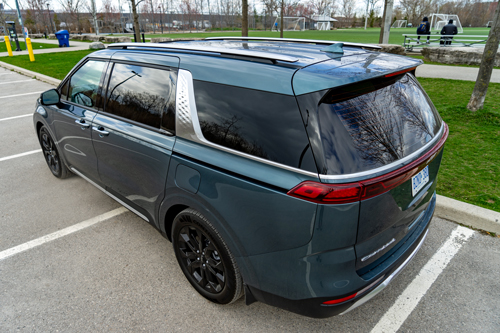 2022-Kia-Carnival-rear