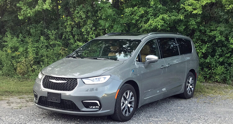 2021-Chrysler-Pacifica-Hybrid-exterior-front-side