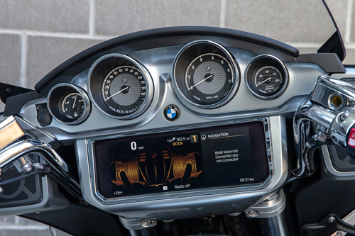 2022-BMW-R18-Transcontinental-dashboard