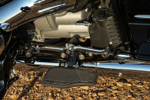 2022-BMW-R18-Transcontinental-footrest