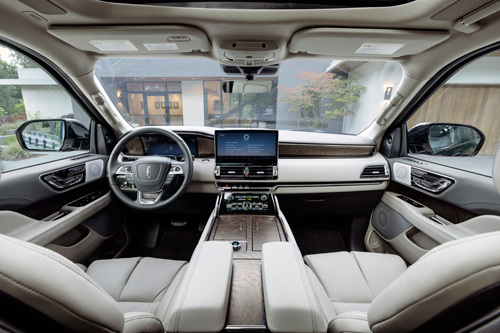 2022-Lincoln-Navigator-front-seats