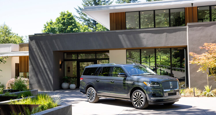 2022-Lincoln-Navigator-front-side