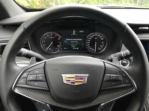 2021-Cadillac-XT5-steering-wheel