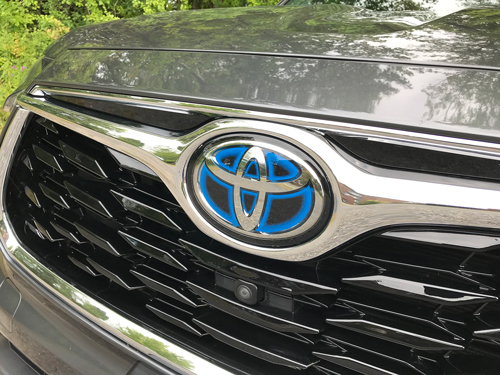 2021-Toyota-Highlander-Hybrid-front-grille