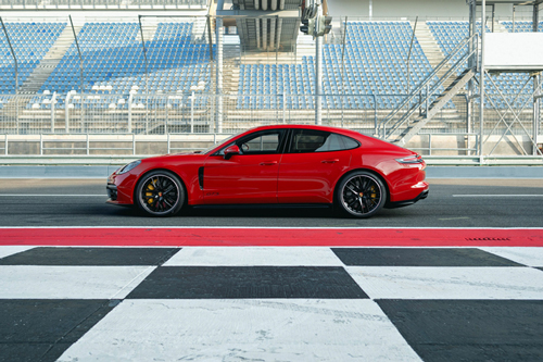 2021-Porsche-Panamera-GTS-1