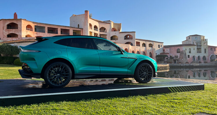 2022-Aston-Martin-DBX707-1