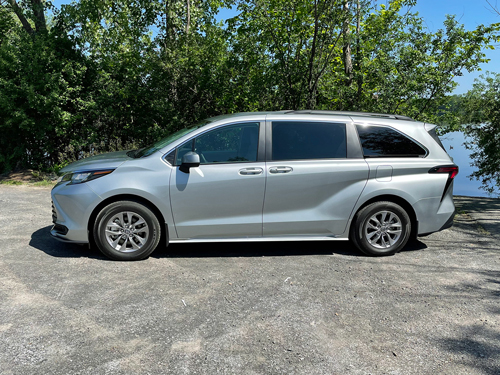 2022-Toyota-Sienna-3