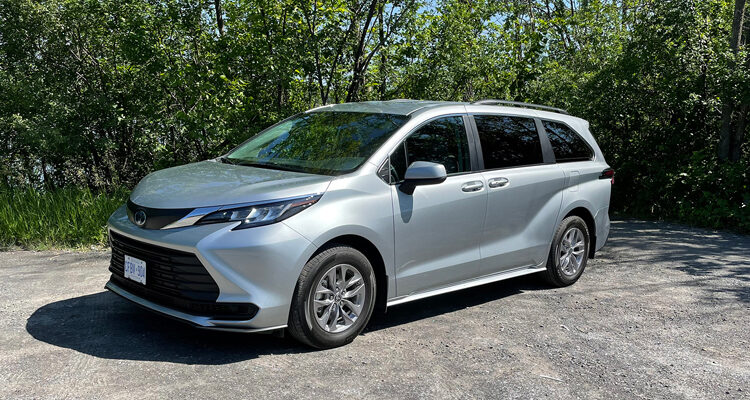 2022-Toyota-Sienna-exterior-1