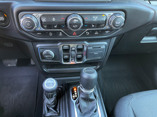 2022-Jeep-Gladiator-Willys-interior-10