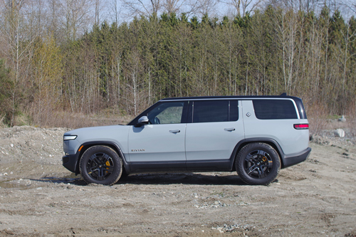 2023_rivian_r1s_side