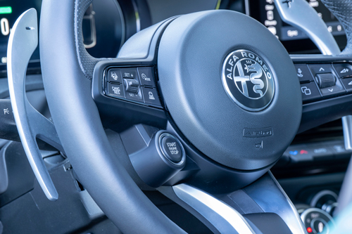2024-Alfa-Romeo-Tonale-steering-wheel