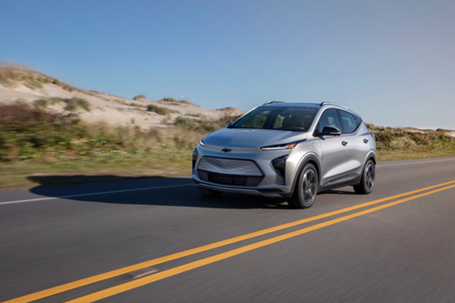 2023-Chevrolet-Bolt-EUV-driving