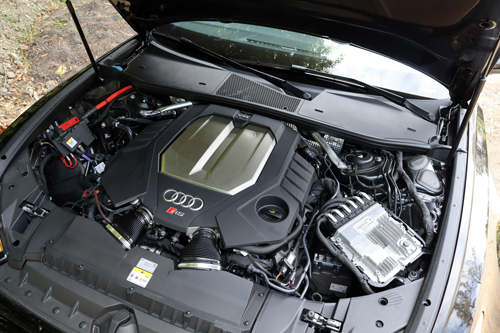 2024-Audi-RS6-Performance-engine