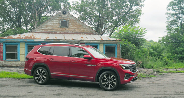 2024-Volkswagen-Atlas-front-quarter