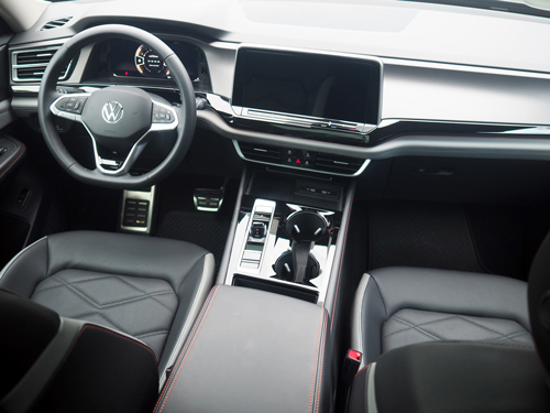 2024-Volkswagen-Atlas-interior