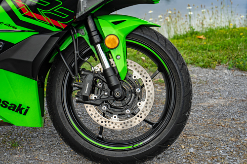 2023-Kawasaki-Ninja-ZX-4RR-front-brakes