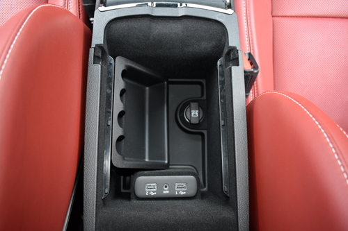Dodge-Charger-SRT-centre-console-open