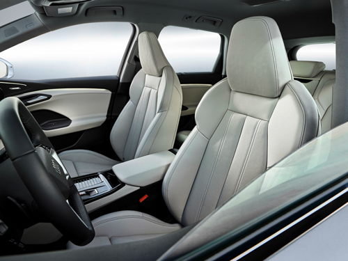 New-Audi-Q6-e-tron-front-seats