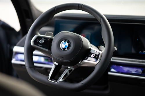 2023_BMW_760i-xDrive-steering-wheel