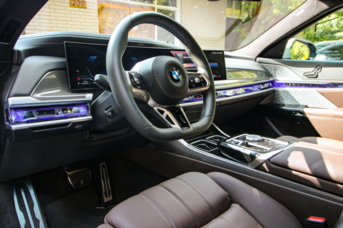 2023_BMW_760i-xDrive-front-seats