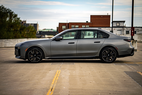 2023_BMW_760i-xDrive-side