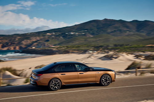 2024-BMW-i7-M70-xDrive-side