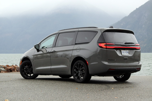 2023-Chrysler-Pacifica-rear-three-quarters