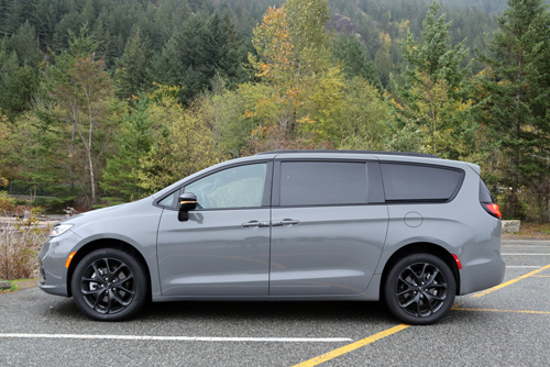 2023-Chrysler-Pacifica-side