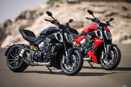 2023-Ducati-Diavel-V4-black-and-red