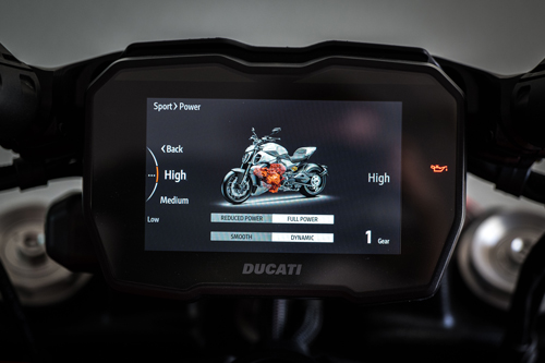 2023-Ducati-Diavel-V4_gauge
