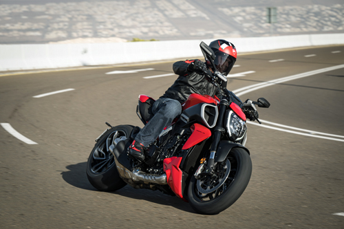 2023-Ducati-Diavel-V4_riding