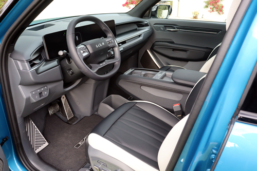 2024-Kia-EV9-front-seats