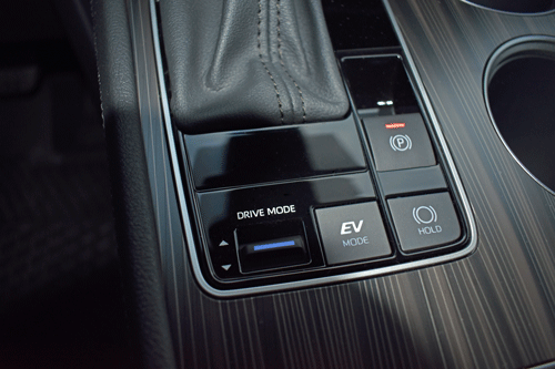 2024-Toyota-Sienna-Hybrid-drive-mode-switch