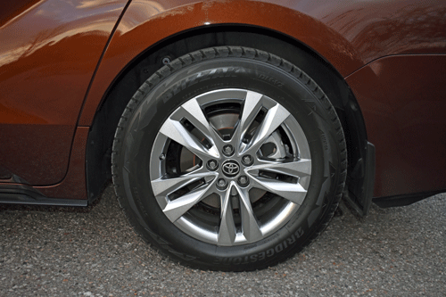 2024-Toyota-Sienna-Hybrid-wheel-and-winter-tire