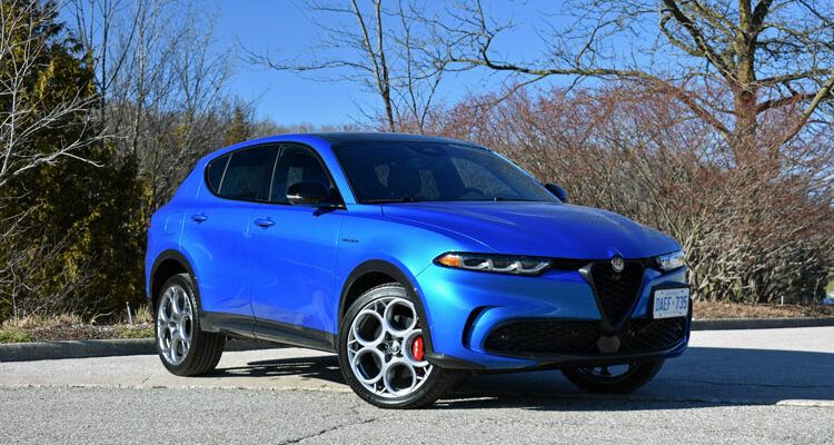 2024-Alfa-Romeo-Tonale-Veloce-front-side