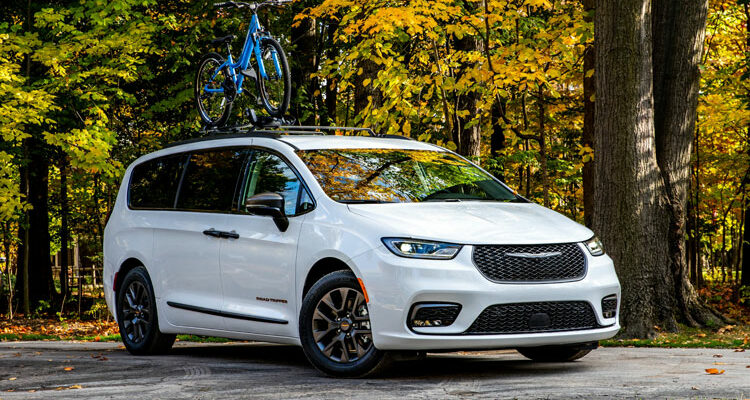 2023-Chrysler-Pacifica-Touring-L-Hybrid-RoadTripper-front