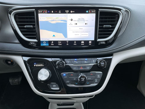 2023-Chrysler-Pacifica-centre-console