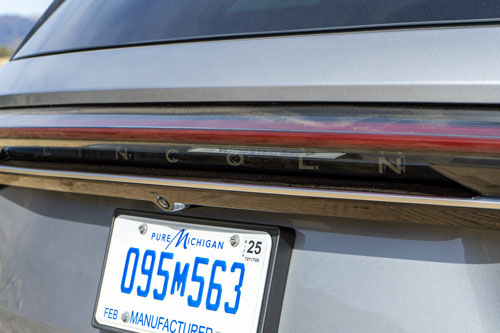 2024-Lincoln-Nautilus-taillights