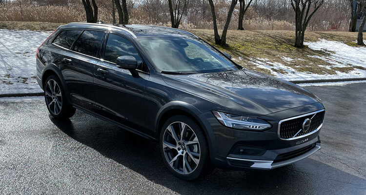 2024-Volvo-V90-front-three-quarters