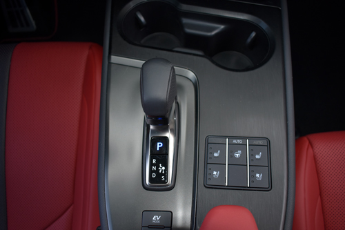 2025-Lexus-UX-300h-LF-gear-shift