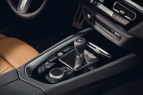 2025-BMW-Z4-M40i-Handschalter-gearshift