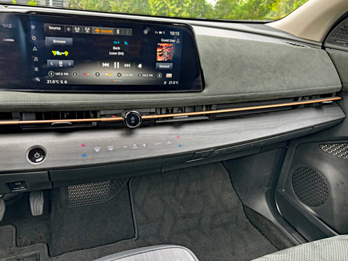 2024-Nissan-Ariya-passenger-screen
